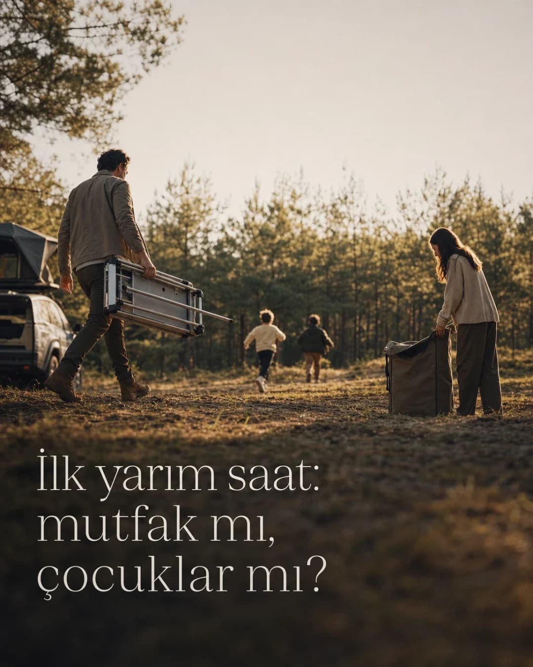 Karusel 1. slayt: kamp alanına gelen aile; başlık “İlk yarım saat: mutfak mı, çocuklar mı?”